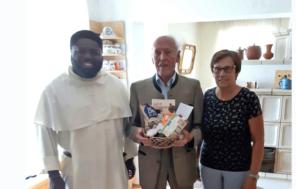 Pater Raphael gratulierte Hr. Georg Marschütz zum 90. Geburtstag und überbrachte mit einem Geschenk auch Segenswünsche.